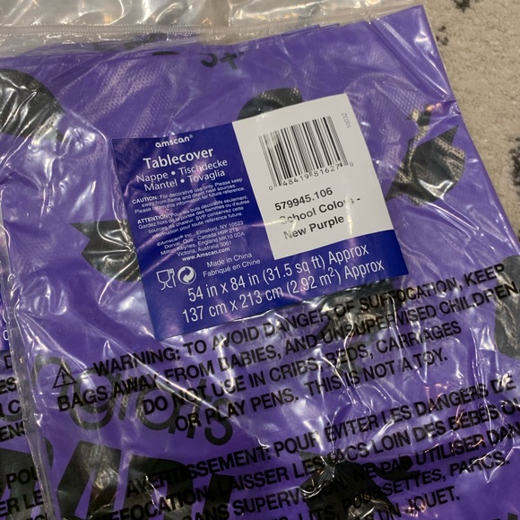 Graduation table cloth and confetti - Picture 2 of 3